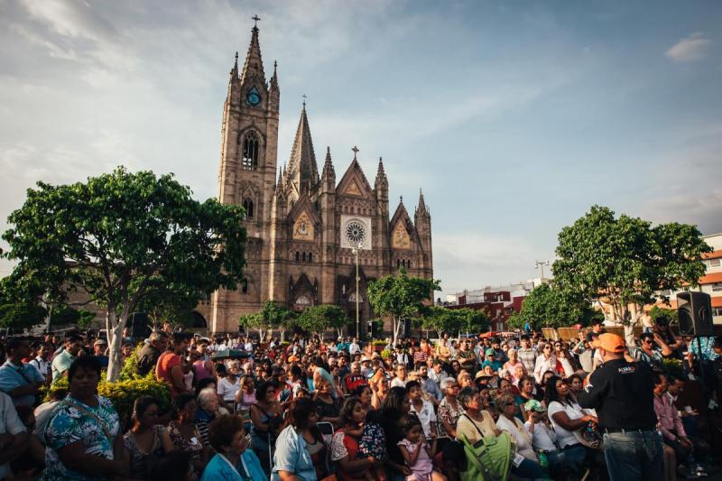 Enrique Alfaro platicando con los vecinos de la Zona Expiatorio