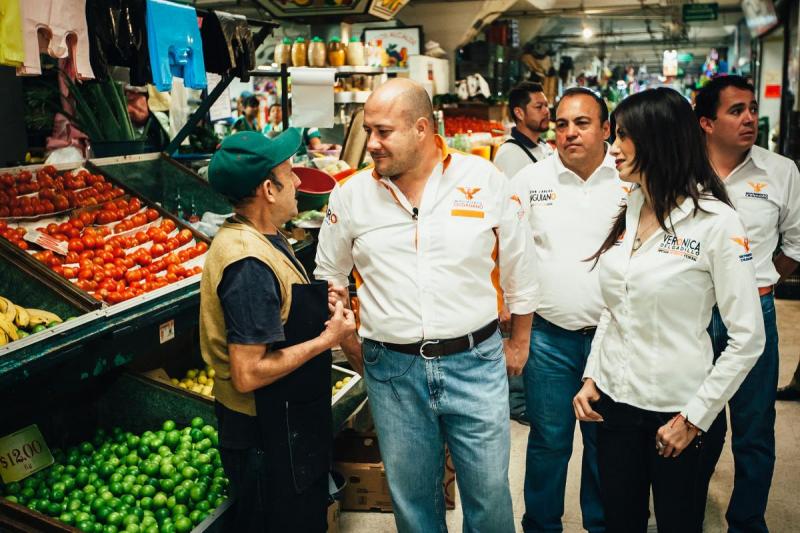 Enrique Alfaro platicando con Pedro Mejía
