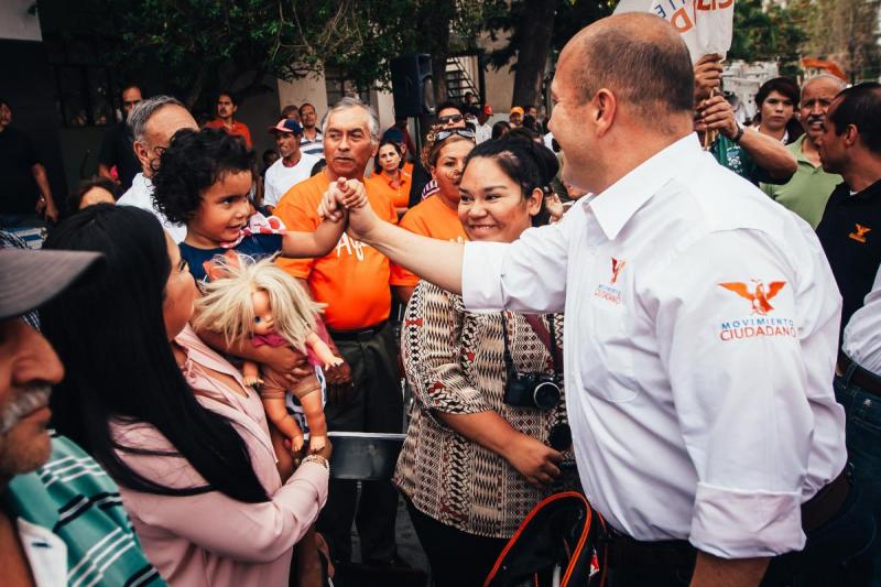 Enrique Alfaro da la mano a una pequeña de la colonia Balcones de Oblatos