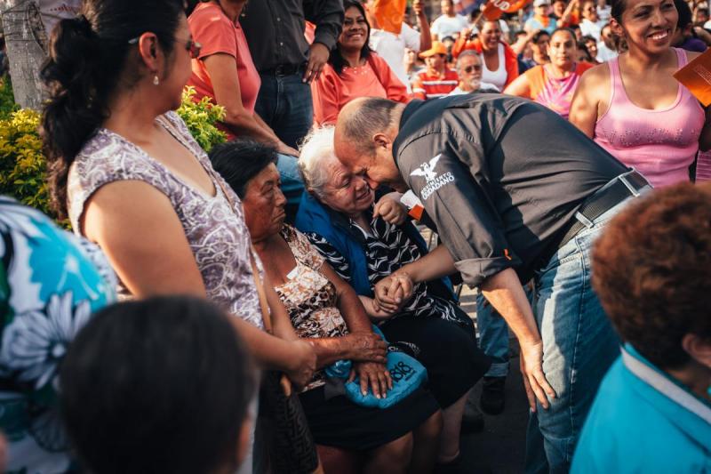 Enrique Alfaro escucha las solicitudes de una vecina de la Zona Expiatorio